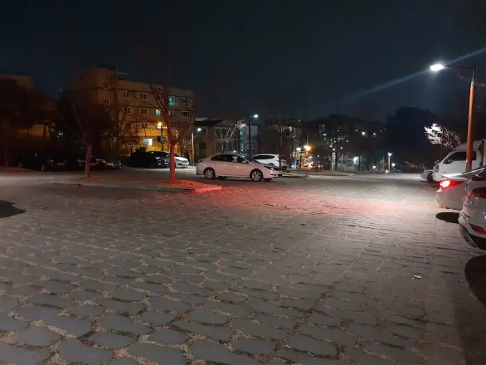 어두워진 밤, 주차장 풍경