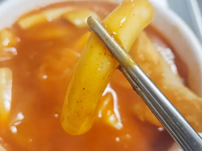 푸짐한 국물 떡볶이와 떡의 근접 사진