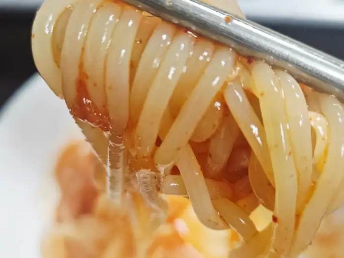 집게로 집어 올린 쫄면의 모습