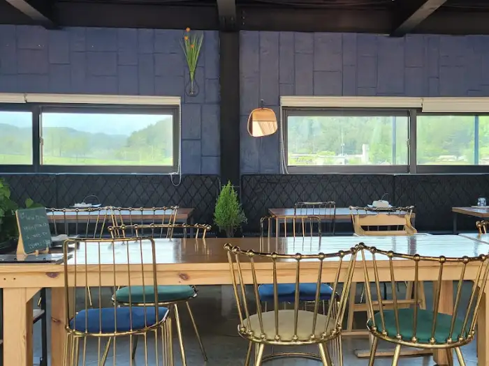 리조또, 크리미한 쌀 위에 고기 조각과 파마산 치즈가 뿌려진 모습