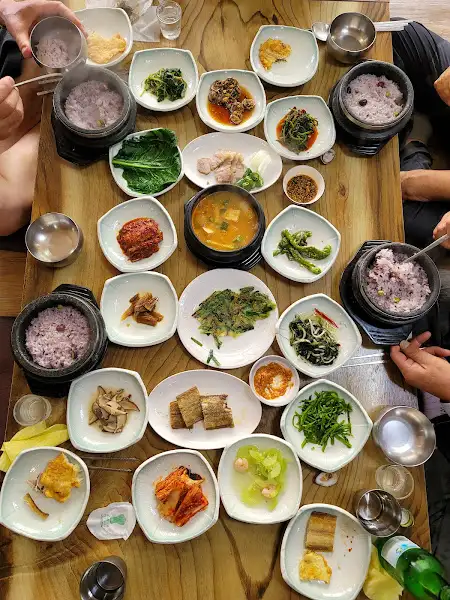 돌솥밥과 함께 제공되는 다양한 반찬들