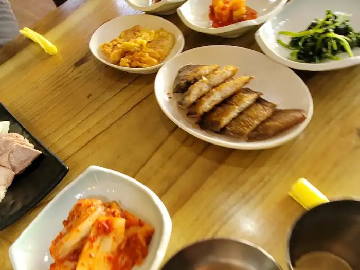 다양한 반찬이 차려진 테이블 모습