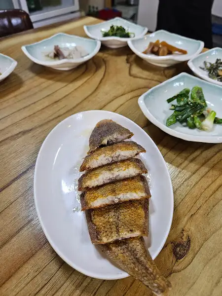 접시에 담긴 생선 요리