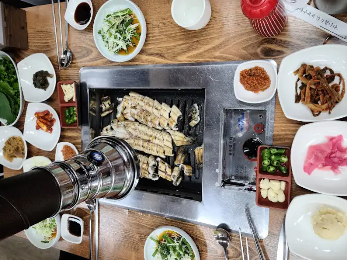 테이블에 차려진 장어구이와 밑반찬