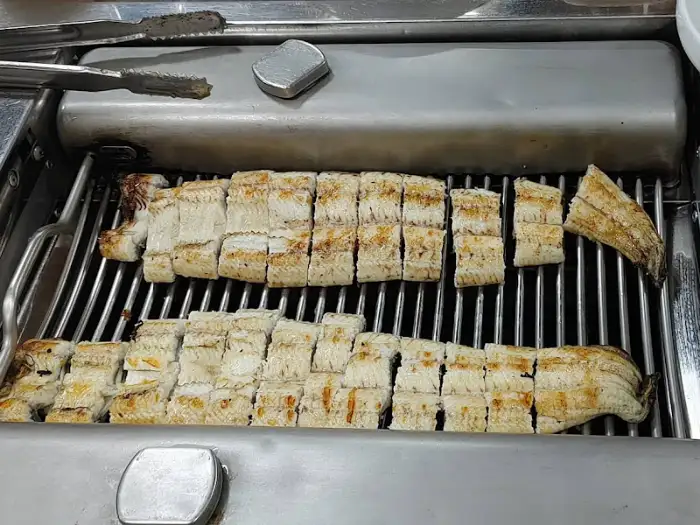 불판 위에서 천천히 익어가는 장어