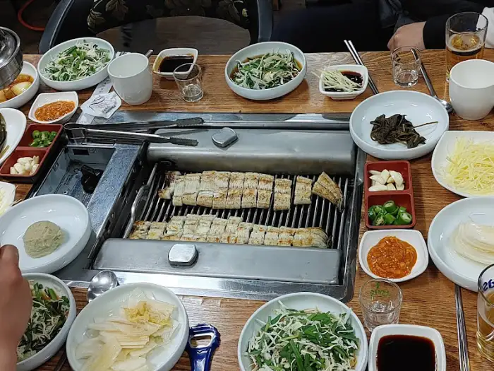 테이블에 놓인 쌈채소와 소스