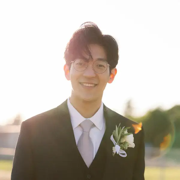 미소 짓는 젊은 남성의 모습