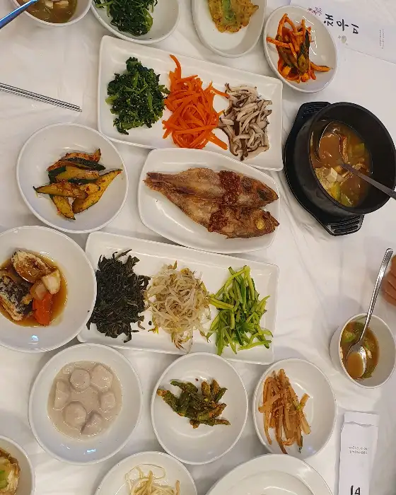 다양한 반찬과 메인 메뉴가 조화로운 상차림