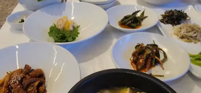 식탁에 놓인 여러 반찬들의 모습