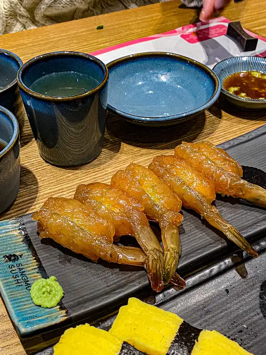 신선한 고기가 담긴 플레이트