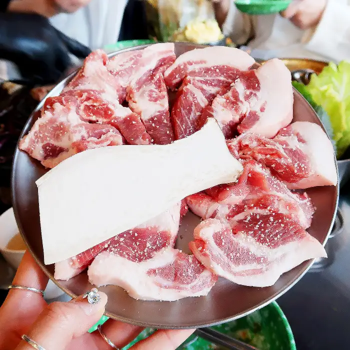 신선한 생고기 플레이트