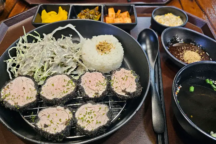 저작의 돈까스 한 상차림