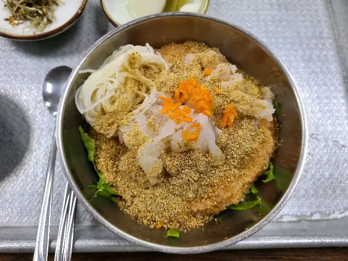 특색있는 양념의 물회