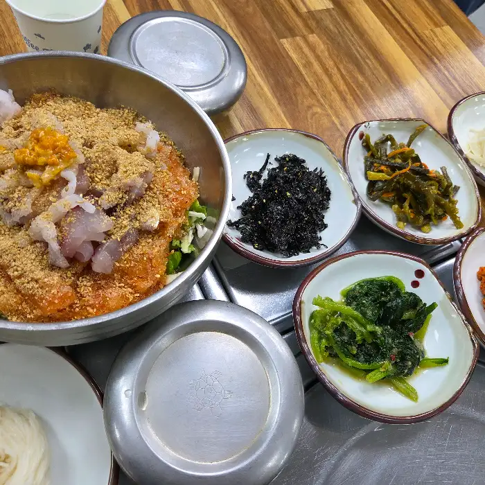 정갈하게 차려진 음식들