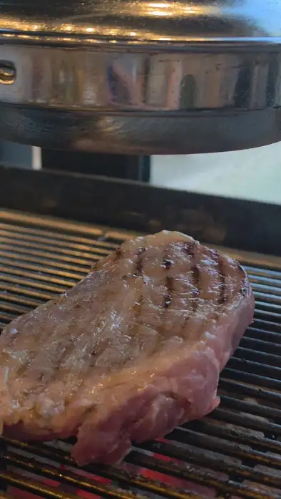 숯불 위에서 맛있게 익어가는 삼겹살
