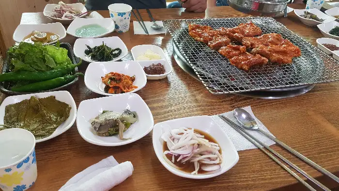 푸짐하게 차려진 돼지갈비 한상차림