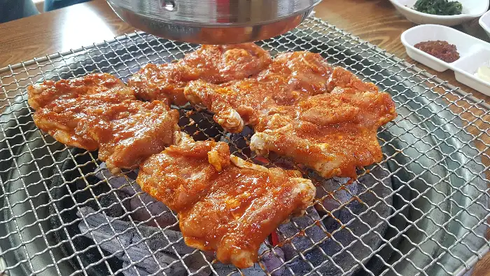 맛있게 구워지고 있는 닭목살