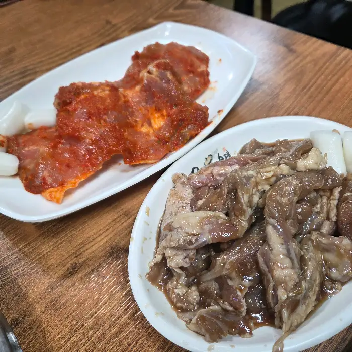 신선한 돼지고기와 양념된 닭갈비