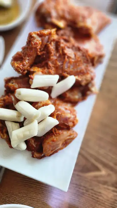 떡과 함께 나온 숯불 닭갈비