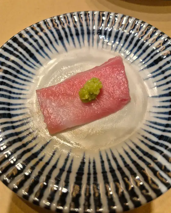 개별 접시에 담긴 참치회 한 점