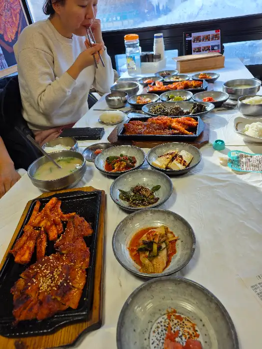푸짐한 반찬과 메인 메뉴