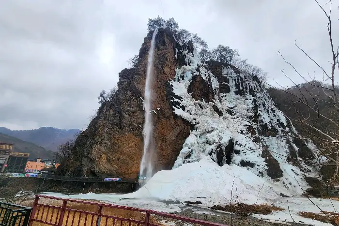 폭포와 어우러진 식당 전경