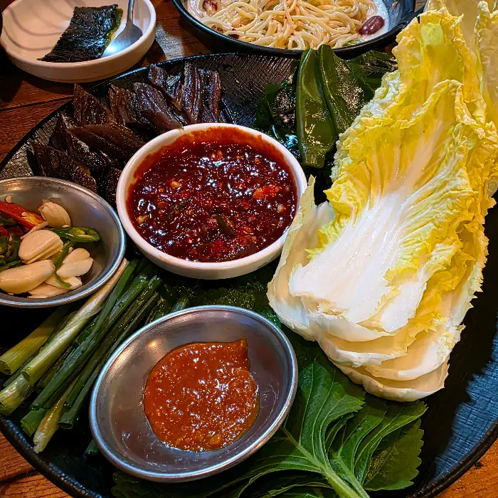 다양한 메뉴와 술이 준비된 테이블