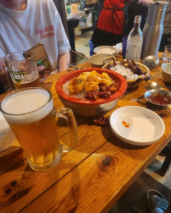 테이블 가득한 음식과 맥주잔