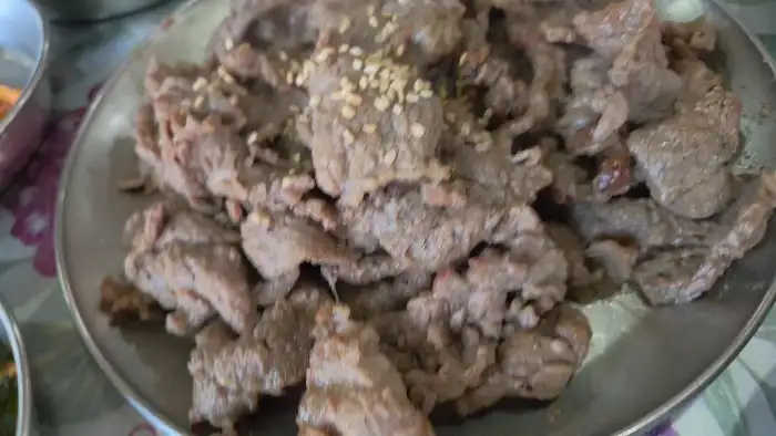 잘 구워진 돼지 석쇠 불고기