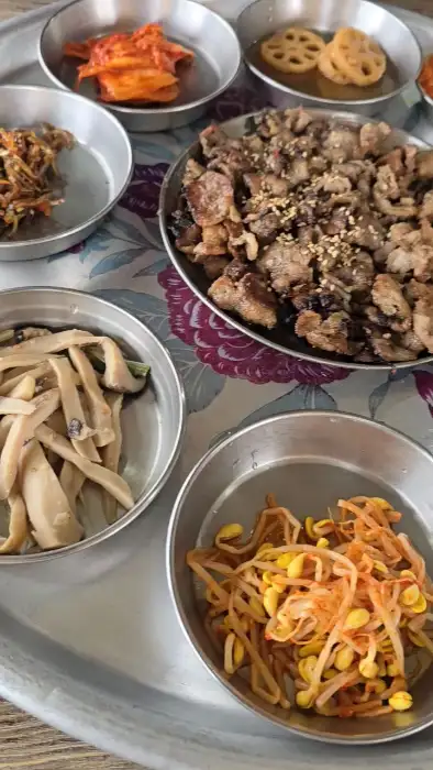 다양한 밑반찬과 함께 나온 돼지 석쇠 불고기