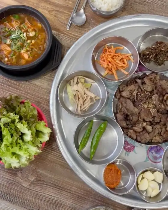 푸짐하게 차려진 식사 한상