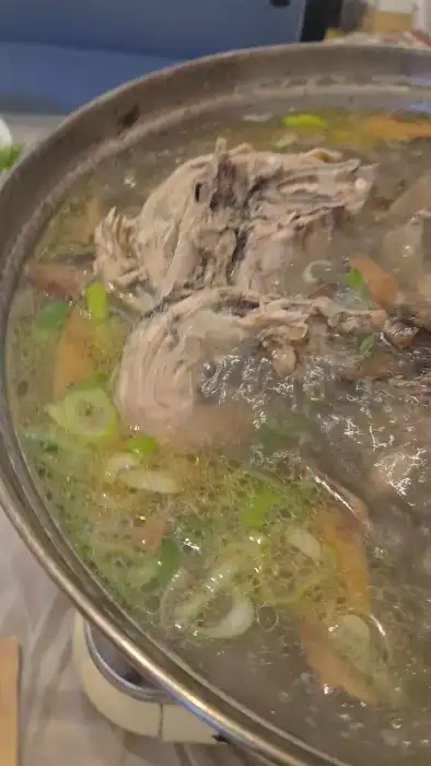 팔팔 끓고 있는 오리백숙