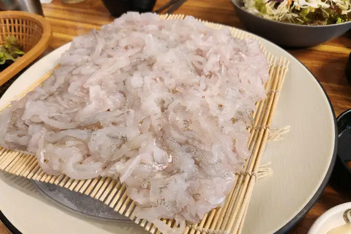 접시에 담겨 나온 신선한 세꼬시