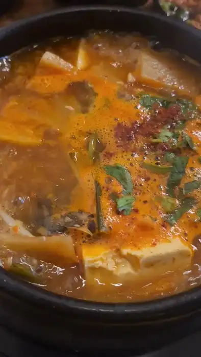 푸짐하게 끓고 있는 매운탕