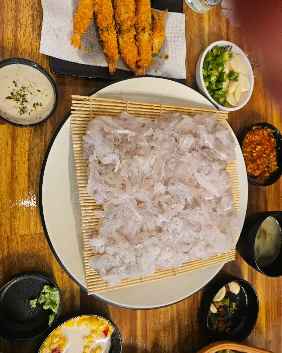 테이블 위에 차려진 푸짐한 한상차림