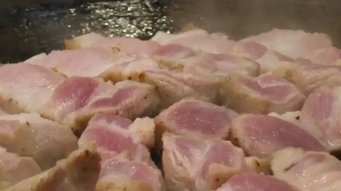 잘 익어가는 돼지고기 구이