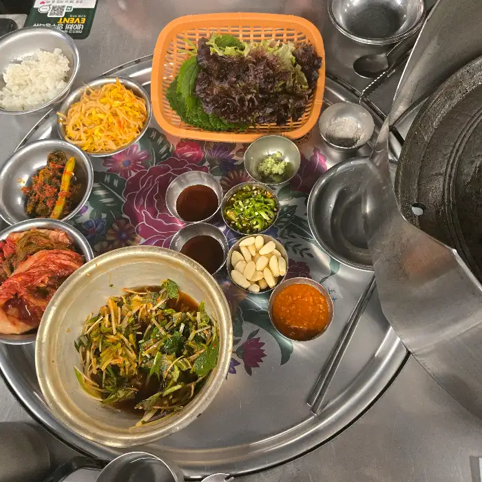 다양한 밑반찬과 쌈채소