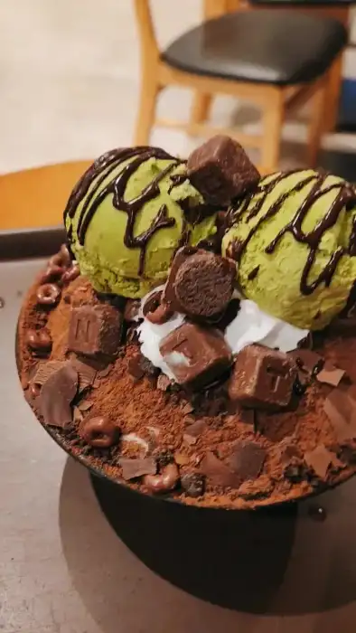 초콜릿 빙수 위 아이스크림과 초콜릿 토핑