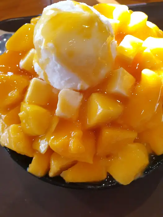 블루베리와 아이스크림이 듬뿍 올라간 빙수