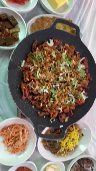 여러가지 반찬과 불고기