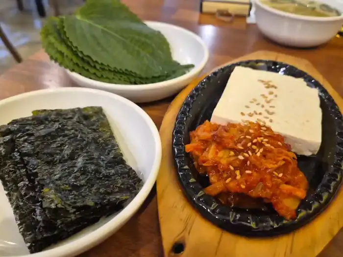 김, 깻잎, 두부와 볶음김치