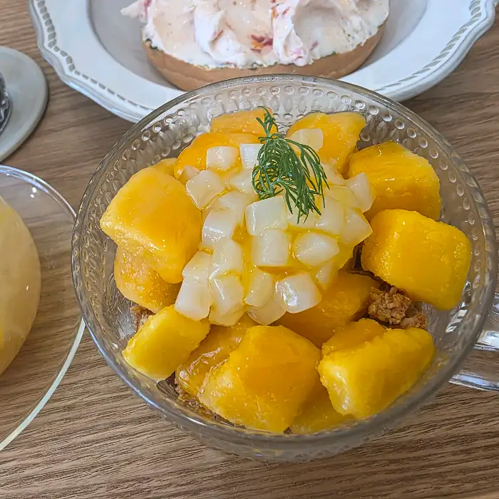 신선한 과일이 듬뿍 올라간 요거트 볼