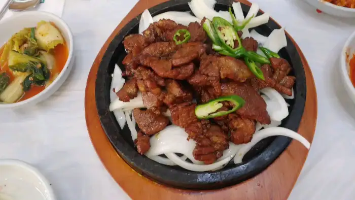 돌판에 올려진 석갈비