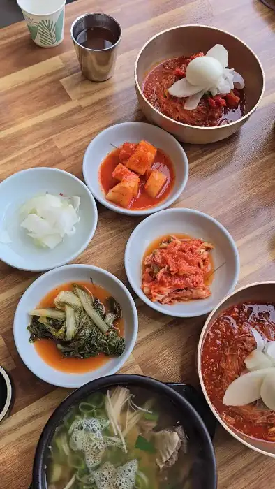 테이블에 차려진 다양한 음식들
