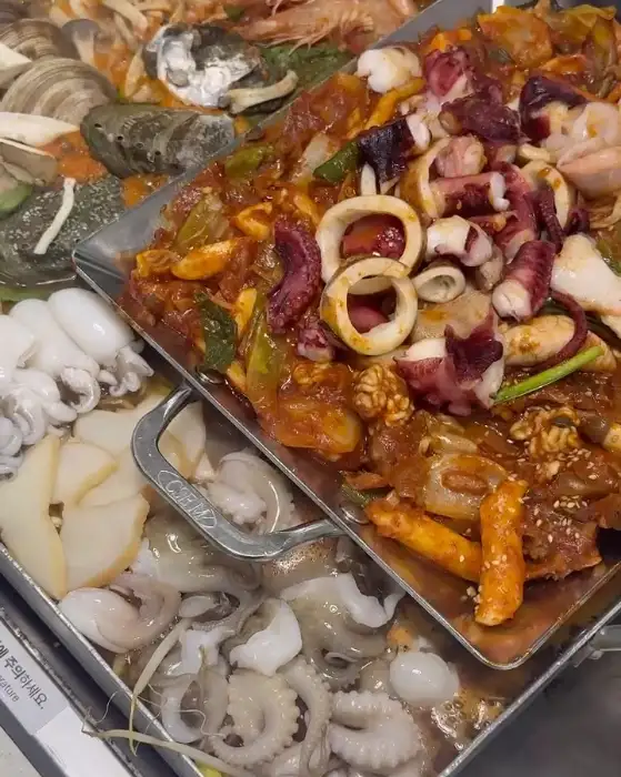 신선한 해산물이 가득한 찜 요리