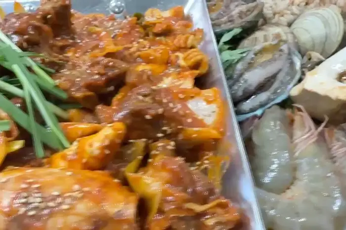 매콤달콤한 양념의 해물갈비찜