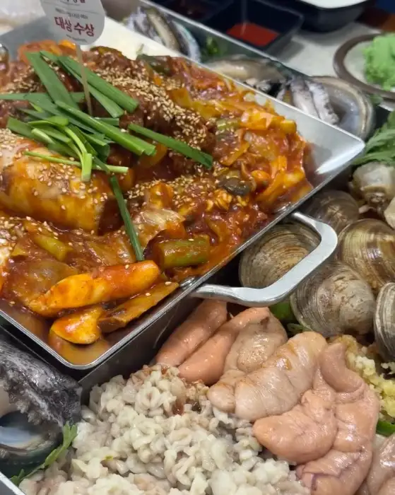 다양한 해산물과 갈비가 어우러진 찜 요리
