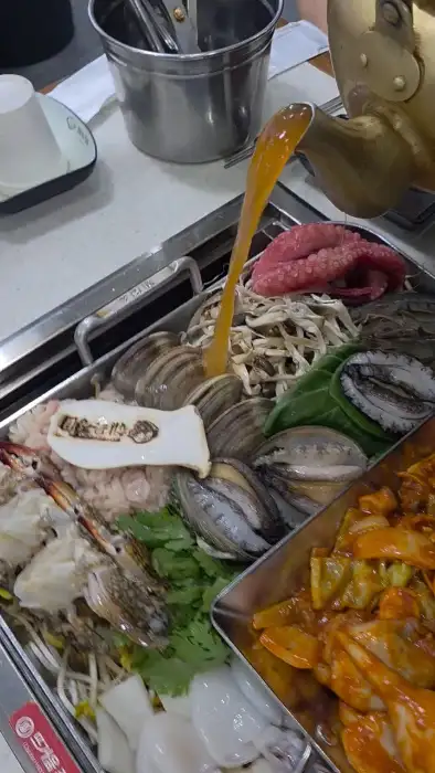 요리 준비 중인 신선한 해산물