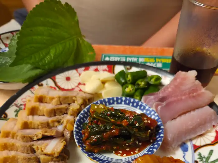 다양한 반찬이 함께 나오는 이모카세 메인 요리