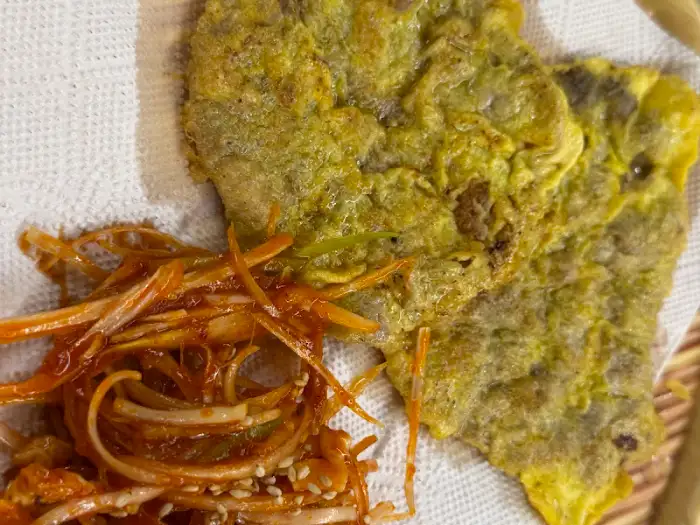 노릇하게 부쳐진 전과 채소 무침
